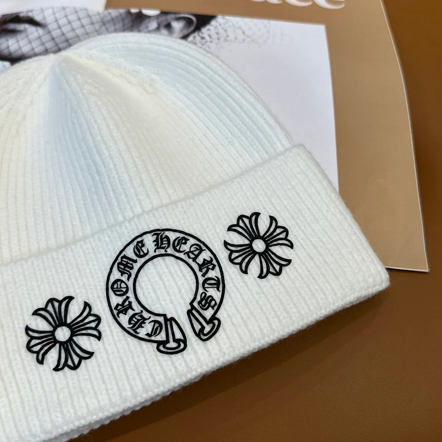 P70 🤍Chrome hearts new autumn and winter cross knitted hat🧶 One of the must-have hats in autumn and winter~ It really looks good on whoever wears it~, it is also a perfect match in black and white and gray in autumn~